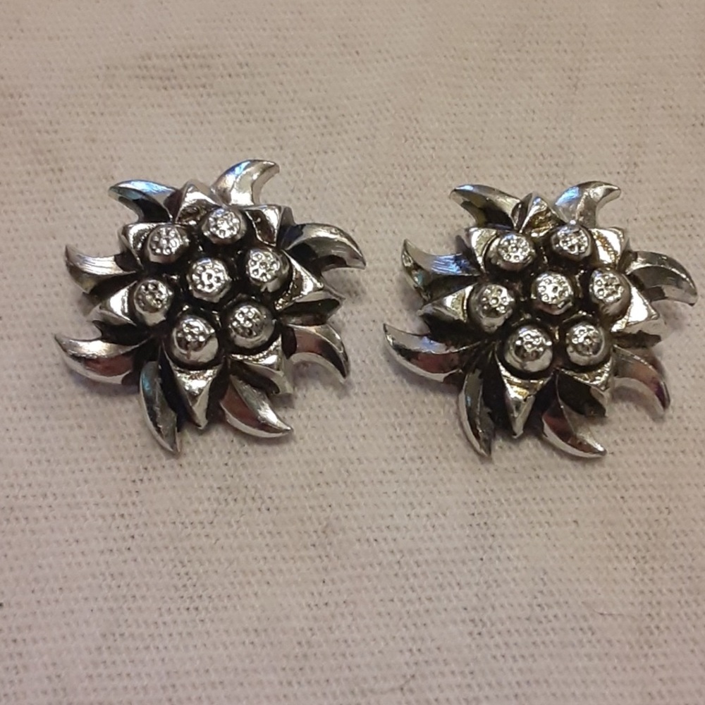 🌹Small lightweight silvertone clip on earrings